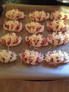 Pizza-Brötchen-fertig-roh-auf-blech